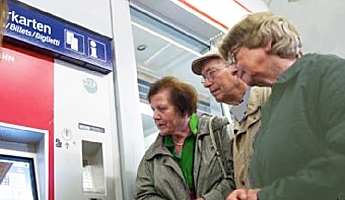 Übung am Fahrkarten-Automaten im Bahnhof